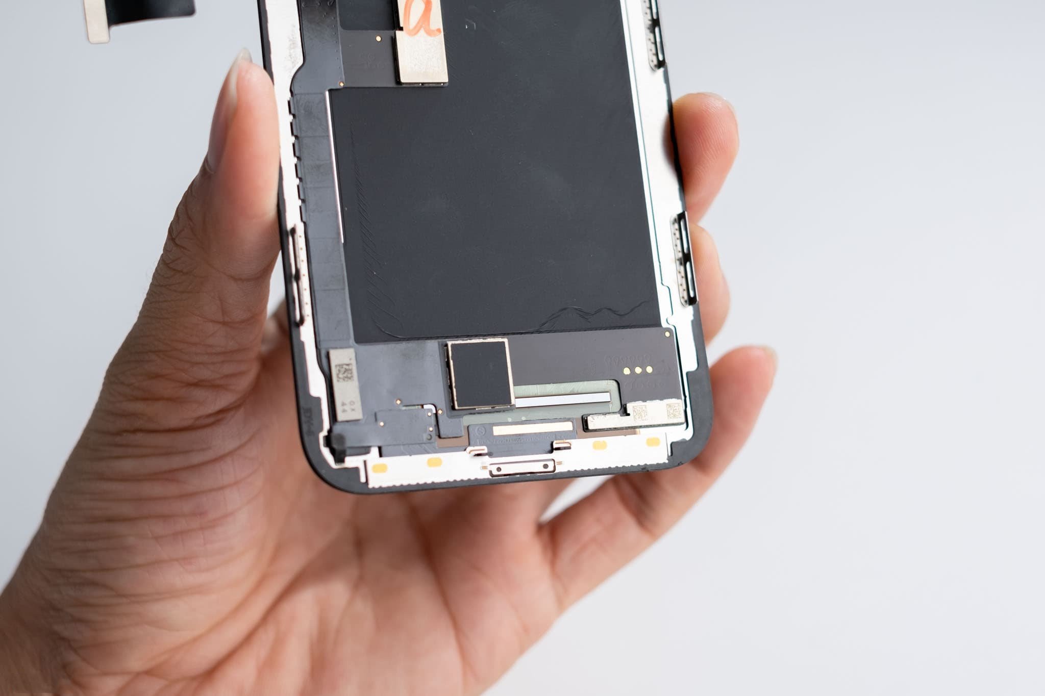 Cùng chúng tôi khám phá một cấp độ mới của trải nghiệm hình ảnh với màn hình Dura cho iPhone 11 Pro. Với công nghệ Soft OLED tiên tiến, sản phẩm này hứa hẹn đem lại cho bạn những trải nghiệm tuyệt vời nhất về chất lượng hình ảnh và hiệu suất.1. Chất Lượng Hình Ảnh Xuất Sắc:
Màn hình Dura cho iPhone 11 Pro sử dụng công nghệ Soft OLED, mang đến cho bạn một thế giới hình ảnh sống động và rực rỡ. Độ tương phản cực cao và màu sắc chân thực giúp mỗi chi tiết trở nên sống động, từ cảnh hoàng hôn tới hình ảnh đầy màu sắc của video và game.

2. Hiệu Suất Vượt Trội:
Với tốc độ làm mới cao, màn hình Dura không chỉ đảm bảo hình ảnh mượt mà mà còn giảm thiểu hiện tượng giật lag khi chơi game hay xem video độ phân giải cao. Điều này giúp tối ưu hóa trải nghiệm người dùng và làm cho mọi hoạt động trên điện thoại trở nên mượt mà hơn.

3. Bảo Vệ Mắt:
Công nghệ Soft OLED không chỉ tạo nên hình ảnh đẹp mắt mà còn giúp bảo vệ đôi mắt của bạn. Màn hình này được thiết kế để giảm ánh sáng xanh, giảm mệt mỏi và đảm bảo rằng bạn có thể sử dụng điện thoại trong thời gian dài mà không làm tổn thương đến thị lực.

4. Thiết Kế Mỏng Nhẹ:
Màn hình Dura không chỉ nổi bật với chất lượng hình ảnh mà còn với thiết kế siêu mỏng nhẹ. Điều này không chỉ làm cho chiếc iPhone 11 Pro của bạn trở nên thời trang hơn mà còn tối ưu hóa trọng lượng, mang đến sự thuận tiện cho người dùng di động.

5. Độ Bền Cao:
Tên gọi "Dura" không phải là ngẫu nhiên. Màn hình này được chế tạo với các vật liệu chất lượng cao, chịu được va đập và chống xước, giúp bảo vệ chiếc điện thoại yêu quý của bạn khỏi những tình huống không may.

Kết Luận:
Màn hình Dura cho iPhone 11 Pro (Soft OLED) là một bước tiến đột phá trong công nghệ màn hình di động. Được thiết kế để mang lại trải nghiệm hình ảnh và hiệu suất tốt nhất, sản phẩm này chắc chắn sẽ làm hài lòng người dùng khó tính nhất. Hãy cùng trải nghiệm và khám phá sự khác biệt mà màn hình Dura mang lại cho cuộc sống kỹ thuật số của bạn!

Cùng chúng tôi khám phá một cấp độ mới của trải nghiệm hình ảnh với màn hình Dura cho iPhone 11 Pro. Với công nghệ Soft OLED tiên tiến, sản phẩm này hứa hẹn đem lại cho bạn những trải nghiệm tuyệt vời nhất về chất lượng hình ảnh và hiệu suất.

1. Chất Lượng Hình Ảnh Xuất Sắc:
Màn hình Dura cho iPhone 11 Pro sử dụng công nghệ Soft OLED, mang đến cho bạn một thế giới hình ảnh sống động và rực rỡ. Độ tương phản cực cao và màu sắc chân thực giúp mỗi chi tiết trở nên sống động, từ cảnh hoàng hôn tới hình ảnh đầy màu sắc của video và game.

2. Hiệu Suất Vượt Trội:
Với tốc độ làm mới cao, màn hình Dura không chỉ đảm bảo hình ảnh mượt mà mà còn giảm thiểu hiện tượng giật lag khi chơi game hay xem video độ phân giải cao. Điều này giúp tối ưu hóa trải nghiệm người dùng và làm cho mọi hoạt động trên điện thoại trở nên mượt mà hơn.

3. Bảo Vệ Mắt:
Công nghệ Soft OLED không chỉ tạo nên hình ảnh đẹp mắt mà còn giúp bảo vệ đôi mắt của bạn. Màn hình này được thiết kế để giảm ánh sáng xanh, giảm mệt mỏi và đảm bảo rằng bạn có thể sử dụng điện thoại trong thời gian dài mà không làm tổn thương đến thị lực.

4. Thiết Kế Mỏng Nhẹ:
Màn hình Dura không chỉ nổi bật với chất lượng hình ảnh mà còn với thiết kế siêu mỏng nhẹ. Điều này không chỉ làm cho chiếc iPhone 11 Pro của bạn trở nên thời trang hơn mà còn tối ưu hóa trọng lượng, mang đến sự thuận tiện cho người dùng di động.

5. Độ Bền Cao:
Tên gọi "Dura" không phải là ngẫu nhiên. Màn hình này được chế tạo với các vật liệu chất lượng cao, chịu được va đập và chống xước, giúp bảo vệ chiếc điện thoại yêu quý của bạn khỏi những tình huống không may.

Kết Luận:
Màn hình Dura cho iPhone 11 Pro (Soft OLED) là một bước tiến đột phá trong công nghệ màn hình di động. Được thiết kế để mang lại trải nghiệm hình ảnh và hiệu suất tốt nhất, sản phẩm này chắc chắn sẽ làm hài lòng người dùng khó tính nhất. Hãy cùng trải nghiệm và khám phá sự khác biệt mà màn hình Dura mang lại cho cuộc sống kỹ thuật số của bạn!

MÀN HÌNH DURA IPHONE 11 PRO (SOFT OLED)